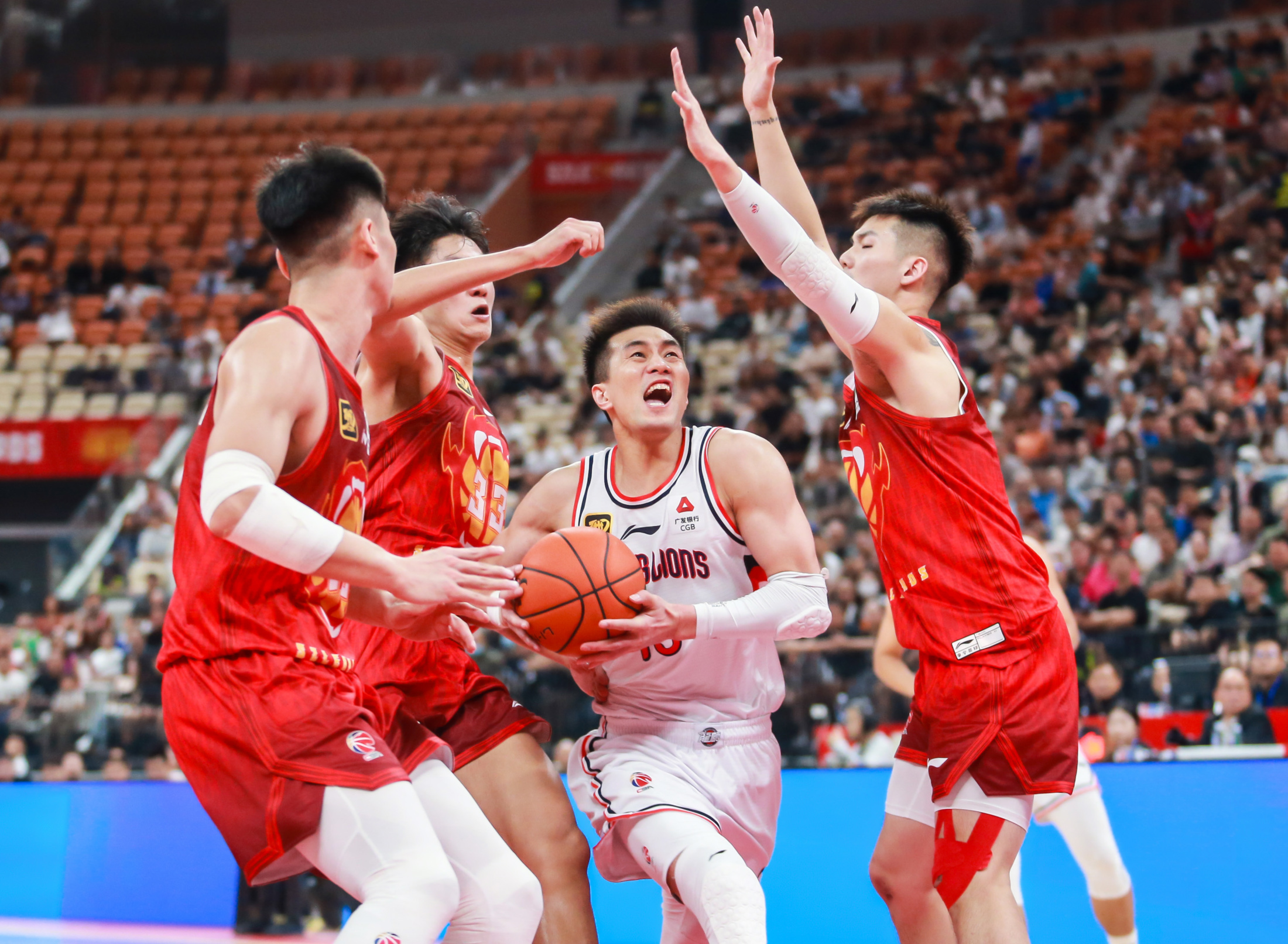 爱游戏官网下载-中超今夜走向成谜，广州队遗憾出局，目标明确，身体对抗强度拉满